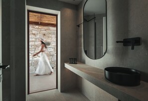 Villa Confort, vue mer | Salle de bain | Articles de toilette gratuits, sèche-cheveux, peignoirs, chaussons