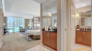 Desk, iron/ironing board, WiFi, bed sheets