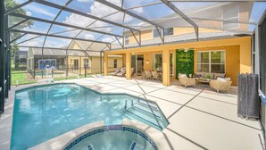 Ein überdachter Pool im Freien mit Whirlpool, umgeben von Liegestühlen und einer Terrassenanlage.