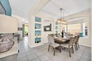 Dining - Emerald Paradise. New decor, 15 mins from Disney! (Kissimmee)