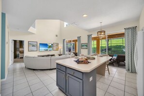 Interior - Emerald Paradise. New decor, 15 mins from Disney! (Kissimmee)