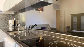 Refrigerador, microondas, parrilla de estufa y cafetera y tetera 