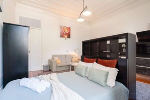 Een strijkplank/strijkijzer, wifi, beddengoed