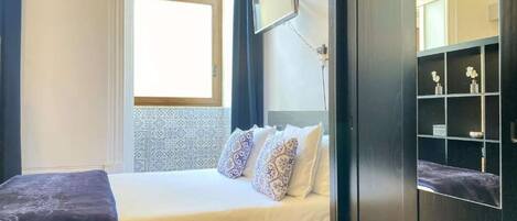 Iron/ironing board, WiFi, bed sheets