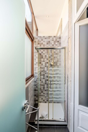 Dusche, Haartrockner, Handtücher