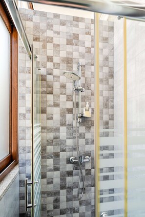 Dusche, Haartrockner, Handtücher