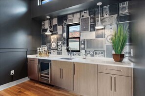 Dusj, hårføner og håndklær