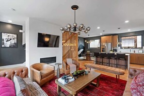 Télévision, cheminée, espaces bureaux