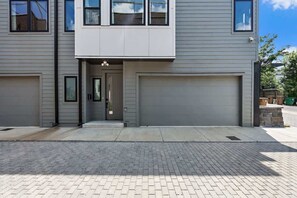 Exterior detail - Unwind in Opulence 4BR 4BA Near Bway! (Nashville)