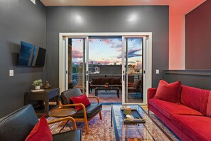 TV, peis og kontorer