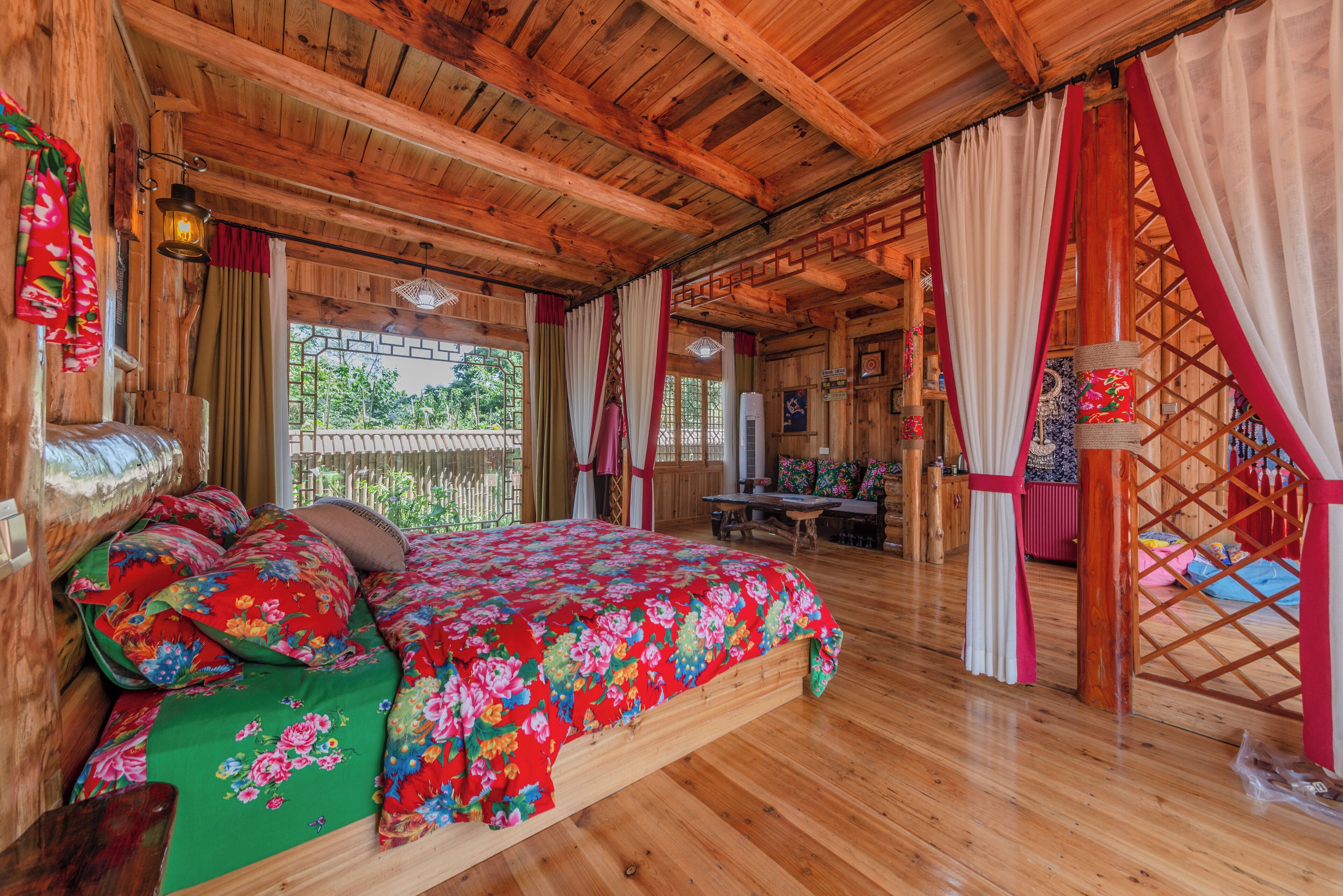 Down comforters, individually decorated, free WiFi, bed sheets