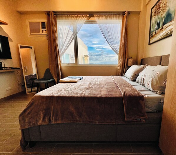 Deluxe Studio, City View | Desk, laptop workspace, iron/ironing board, free WiFi