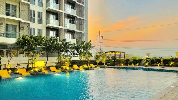 Outdoor pool - Hubomoto Megaworld Suites (Iloilo)