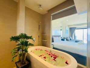 Romantisches Apartment, Meerseite | Badezimmer | Haartrockner, Handtücher, Seife, Shampoo