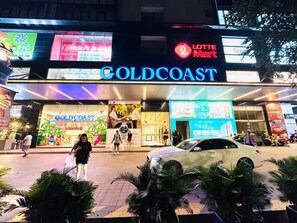 Ein Gebäude mit einem auffälligen 'GOLDCOAST'-Schild und einem 'LOTTE Mart'-Schild darüber.