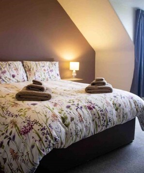 10 habitaciones, cuna de viaje y ropa de cama