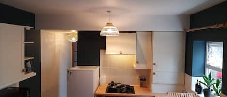 Geladeira, micro-ondas, fogão, cooktop