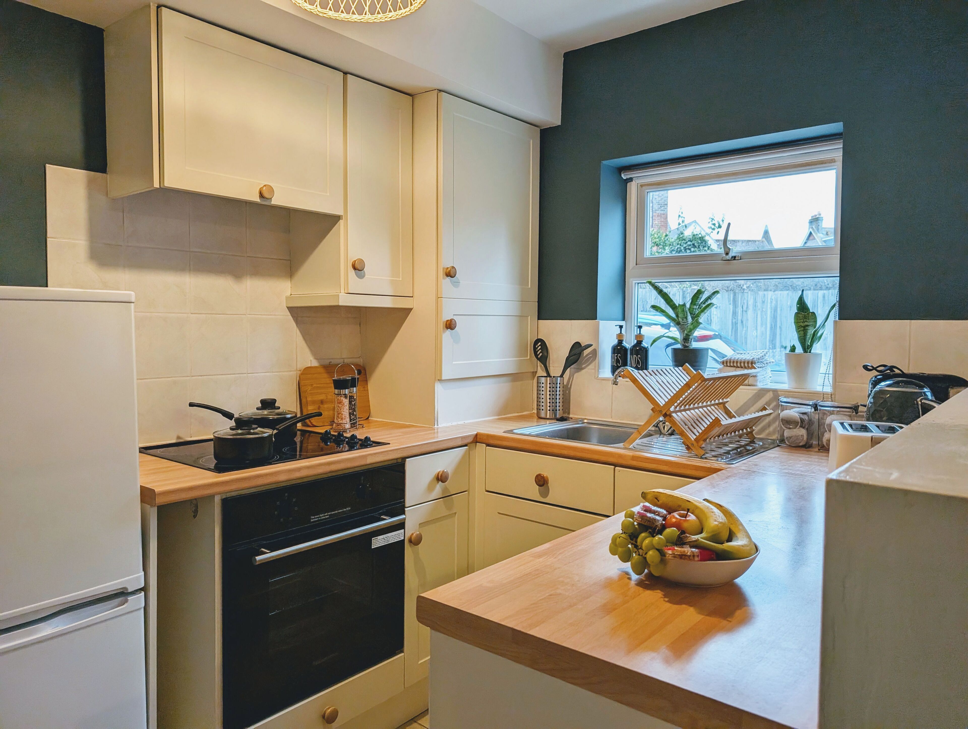 Jääkaappi, mikroaaltouuni, uuni, liesi