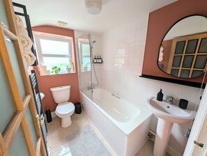 Sèche-cheveux, serviettes fournies, savon, shampoing