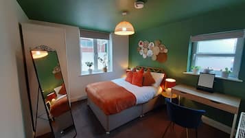 1 bedroom, desk, travel cot, WiFi