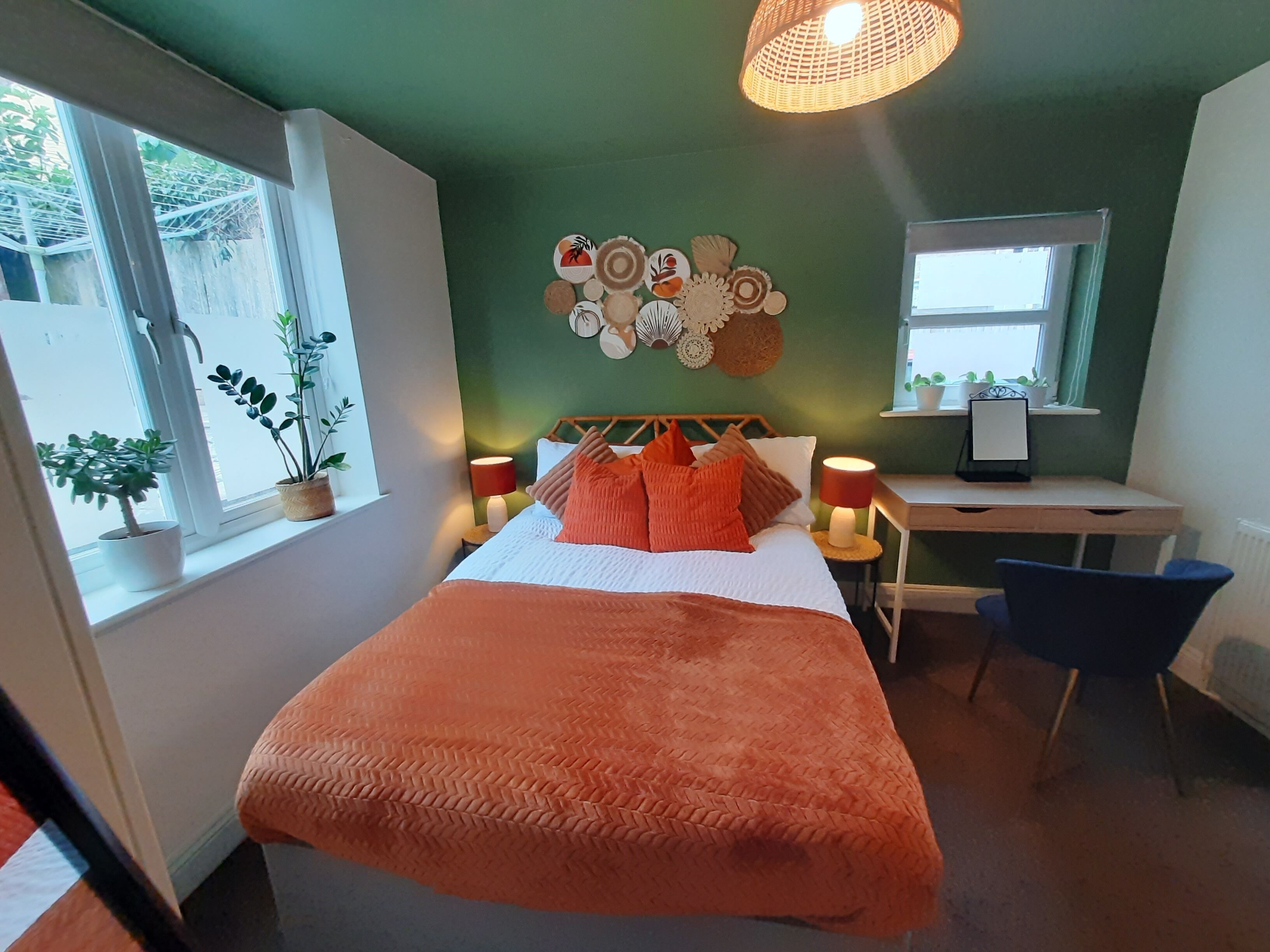 1 bedroom, desk, travel crib, WiFi