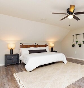 3 chambres, bureau, fer et planche à repasser, lit de bébé portatif