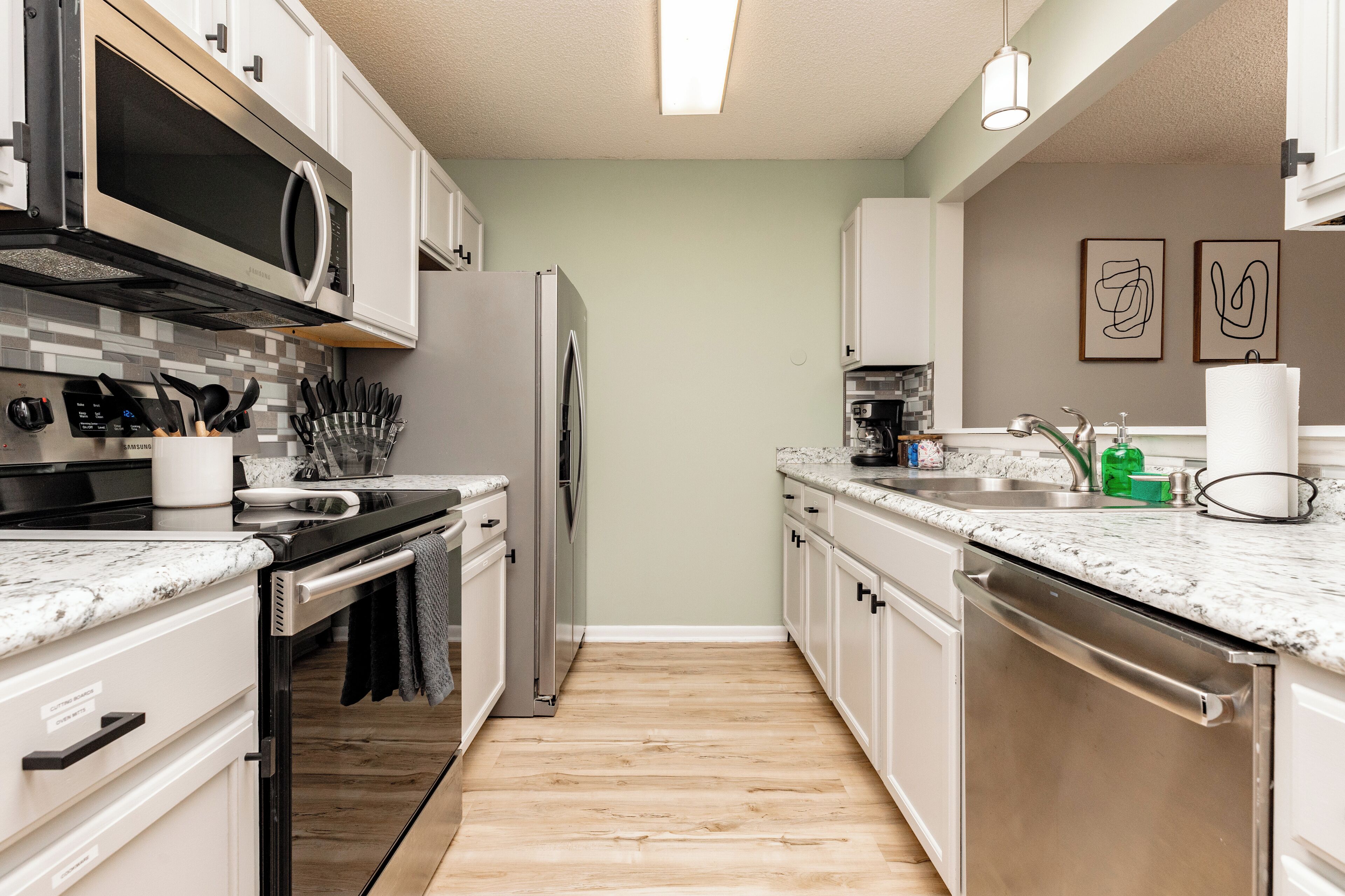 Kühlschrank, Mikrowelle, Ofen, Herdplatte