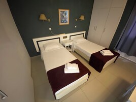 1 bedroom, desk, laptop workspace, soundproofing