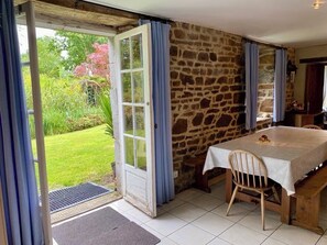 Dining - Charming Traditional Gite with WiFi in Lengronne - 5 bedrooms available (Lengronne)