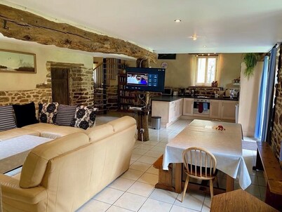 Charming Traditional Gite with WiFi in Lengronne - 5 bedrooms available