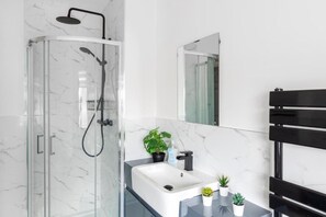 Secadora de cabello, jabón, shampoo, papel de baño 