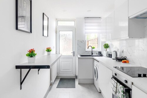 Stanion Lane Luxurious 3 Bedroom Modern House Northamptonshire.