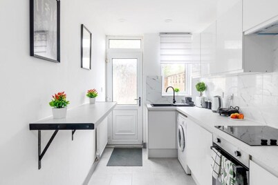 Stanion Lane Luxurious 3 Bedroom Modern House Northamptonshire.