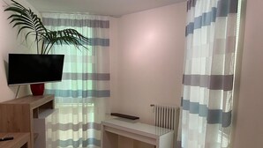 Makuuhuoneessa on sänky, työpöytä, televisio ja patteri.
