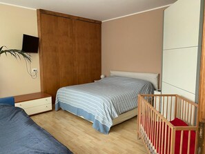 2 bedrooms, desk, iron/ironing board, travel crib