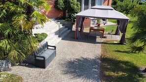 Outdoor dining - LILLY House - garden, barbecue, free parking, wifi, 5 mins from the lake by car (Germignaga)