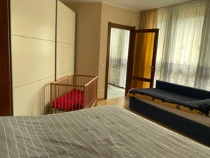2 Schlafzimmer, Schreibtisch, BĂŒgeleisen/BĂŒgelbrett, Reisekinderbett