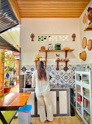 Full-size fridge, stovetop, cookware/dishes/utensils - Sea-breeze homestay (Phan Thiet)