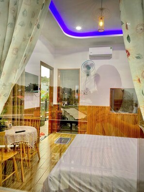 Laptophoz jól használható munkafelület és ingyenes wifi