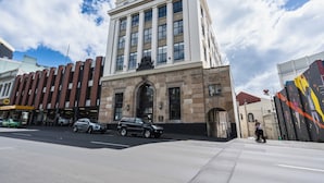 Front of property - Deluxe Inner-city Apartment on Moray (Dunedin)