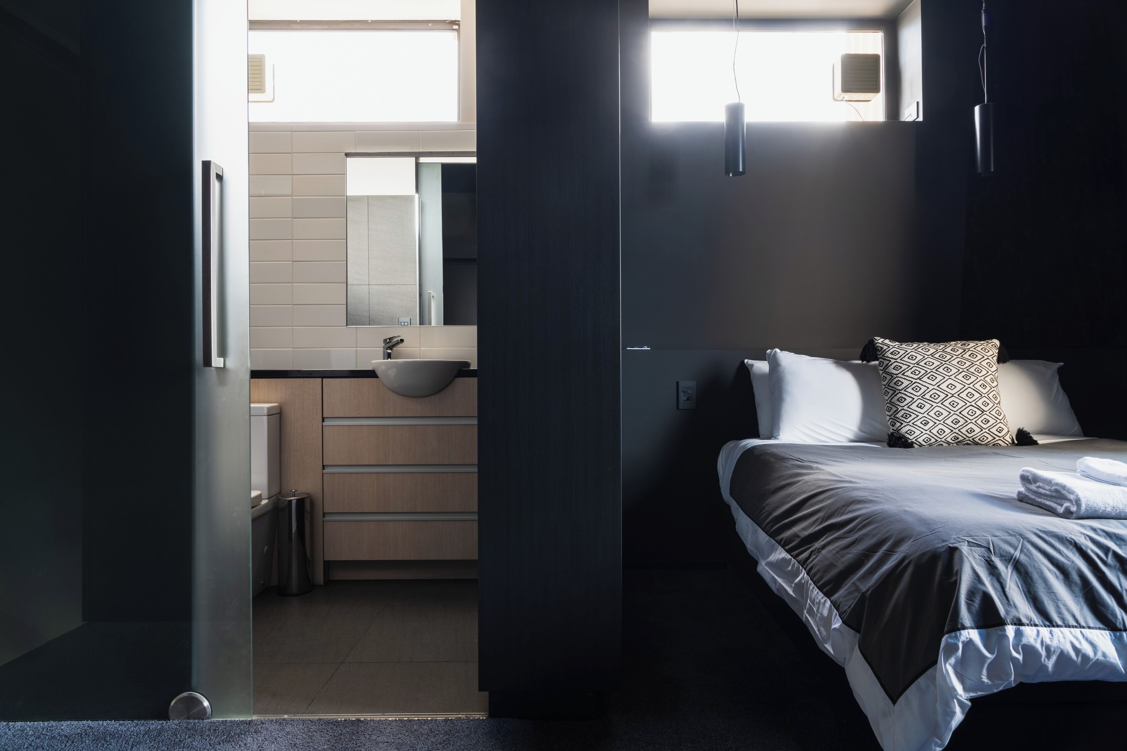 1 habitación, cortinas blackout y sistema de insonorización 