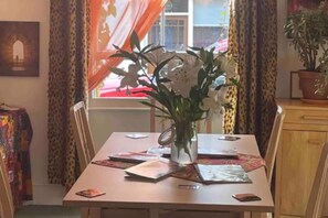 Dining - Glastonbury 2-bed House, Sleeps 6 & Pet Friendly (Glastonbury)