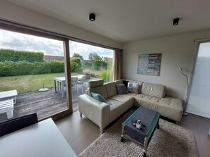 Smart-TV, DVD-spiller, bordtennis og bøker