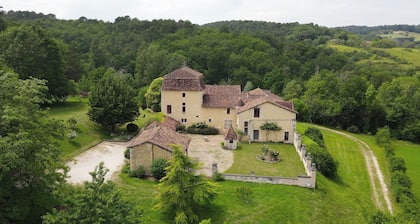 Château Le But, Vivre Avec son Temps Quand L'on a 500 Ans. Proche de Périgueux