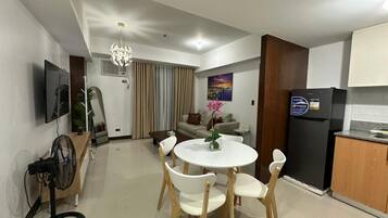 1 bedroom, blackout drapes, free WiFi, bed sheets