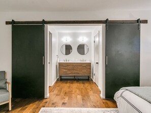 3 chambres, bureau, fer et planche à repasser, lit parapluie