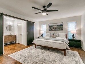 3 habitaciones, escritorio y tabla de planchar con plancha 