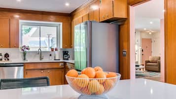 Frigorífic, microones, forn i placa de cuina