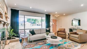 Una televisión, una chimenea