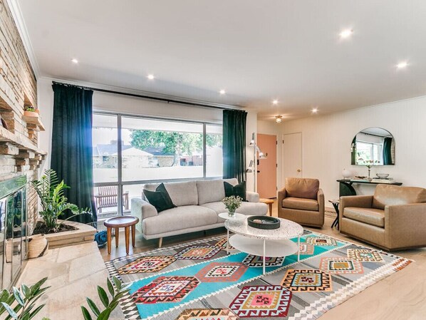 Televisión y chimenea 